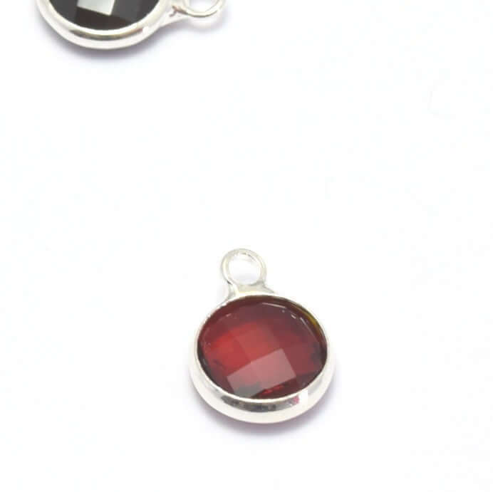 Vente au détail 1 pendentif argent 12x9x5 mm rouge grenat , Trou: 2 mm et verre à facettes avec contours argentés