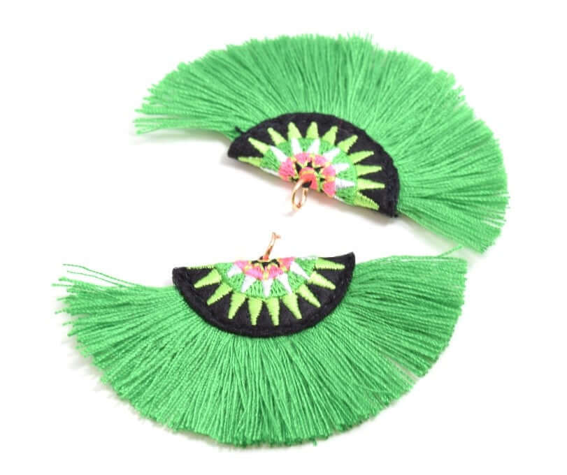 Acheter 1 pompon pendentif vert brodé et anneau. Taille 7,5 cm pour bijoux, couture ou déco de sacs,